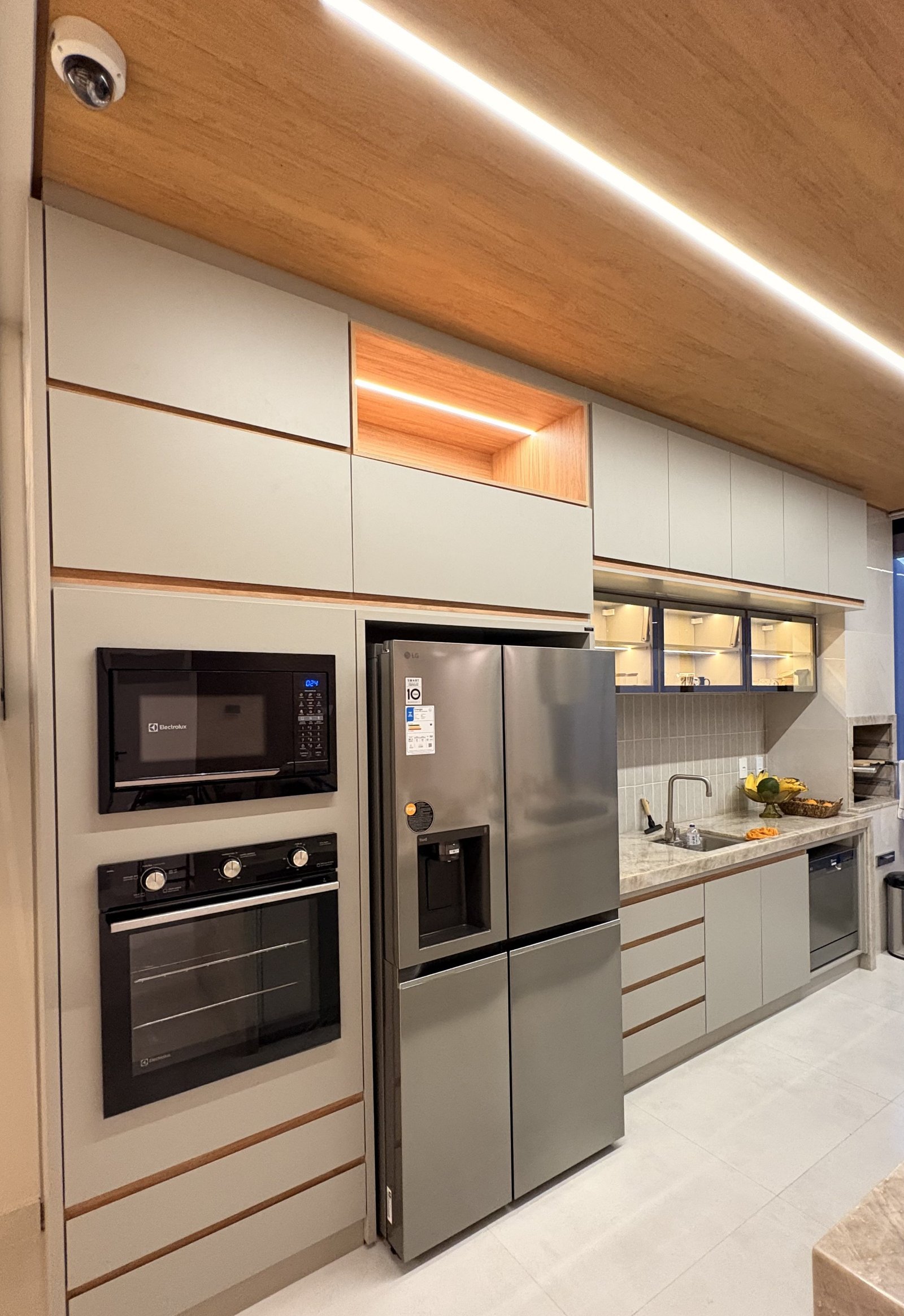 Cozinha planejada pela Bayerl Marcenaria, com iluminação em LED integrada ao mobiliário